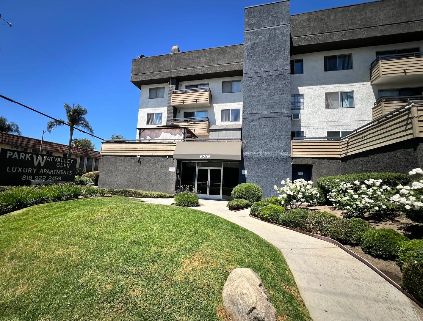Van Nuys Apartment: 6205 Woodman Avenue