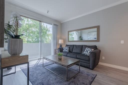 North Hollywood Apartment: 11473 Riverside Drive