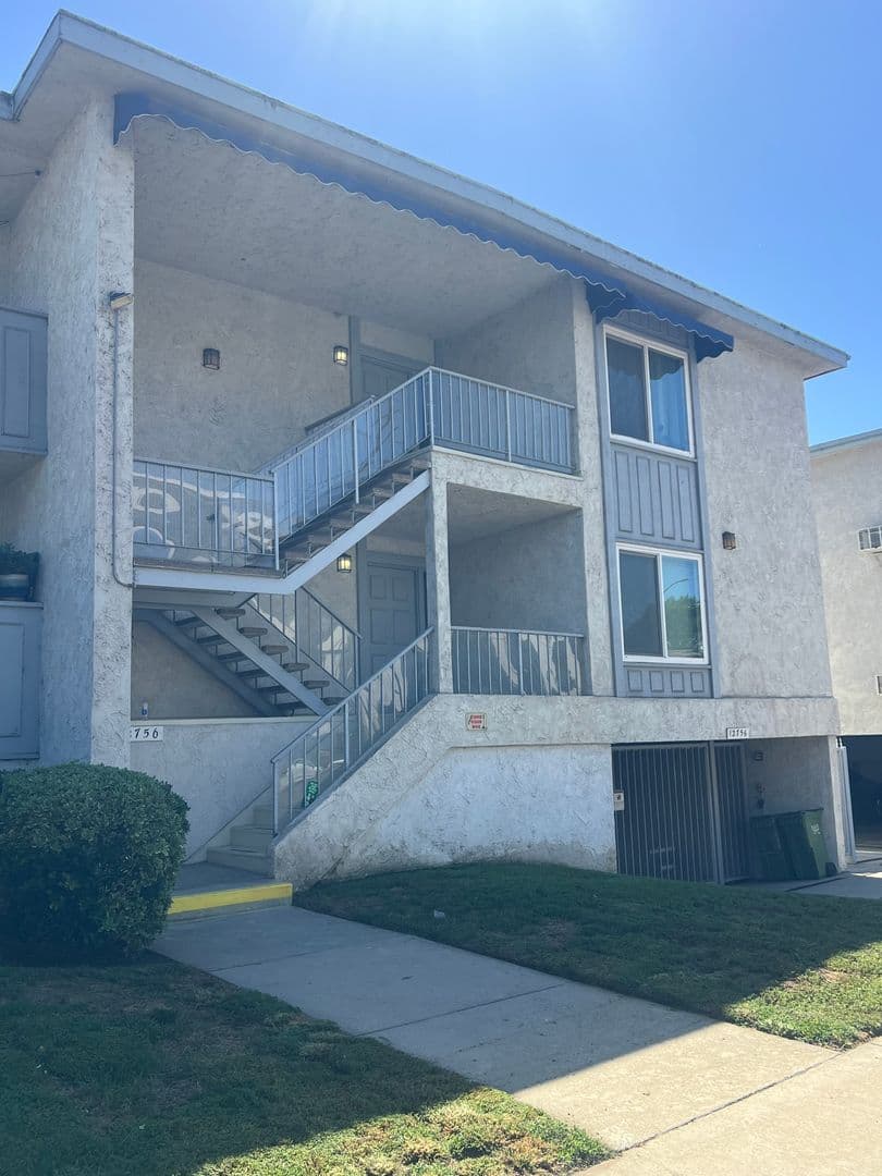 Studio City Apartment: 12756 Moorpark Street