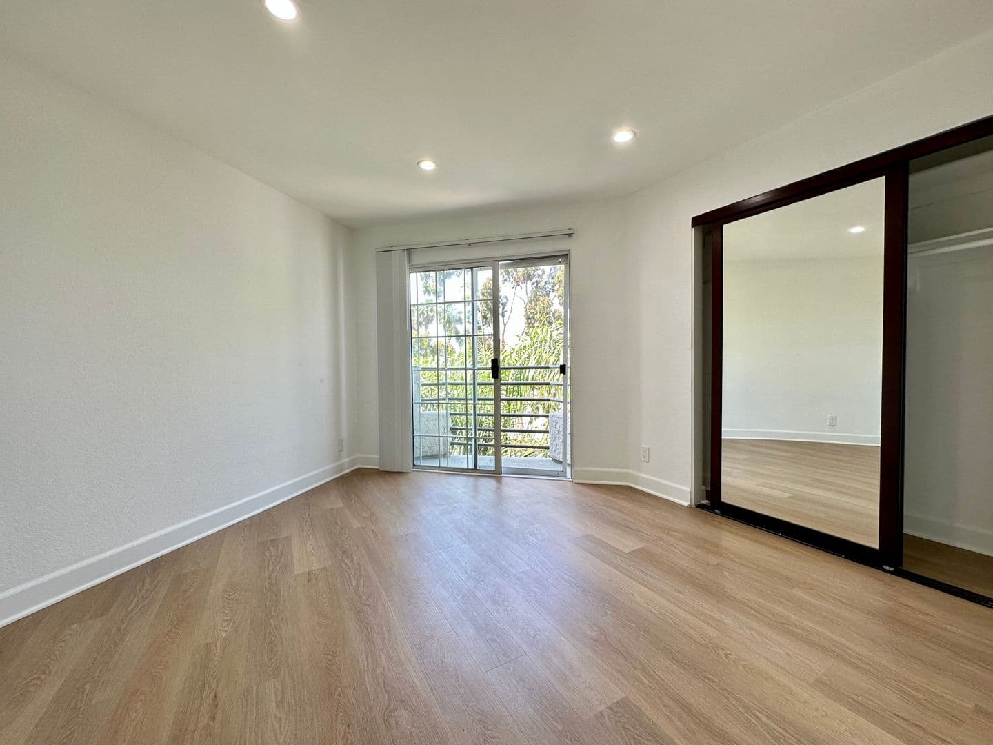 Los Angeles Apartment: 2330 North Cahuenga Blvd