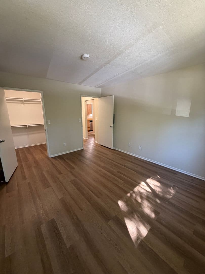 Sherman Oaks Apartment: 5637 Hazeltine Avenue
