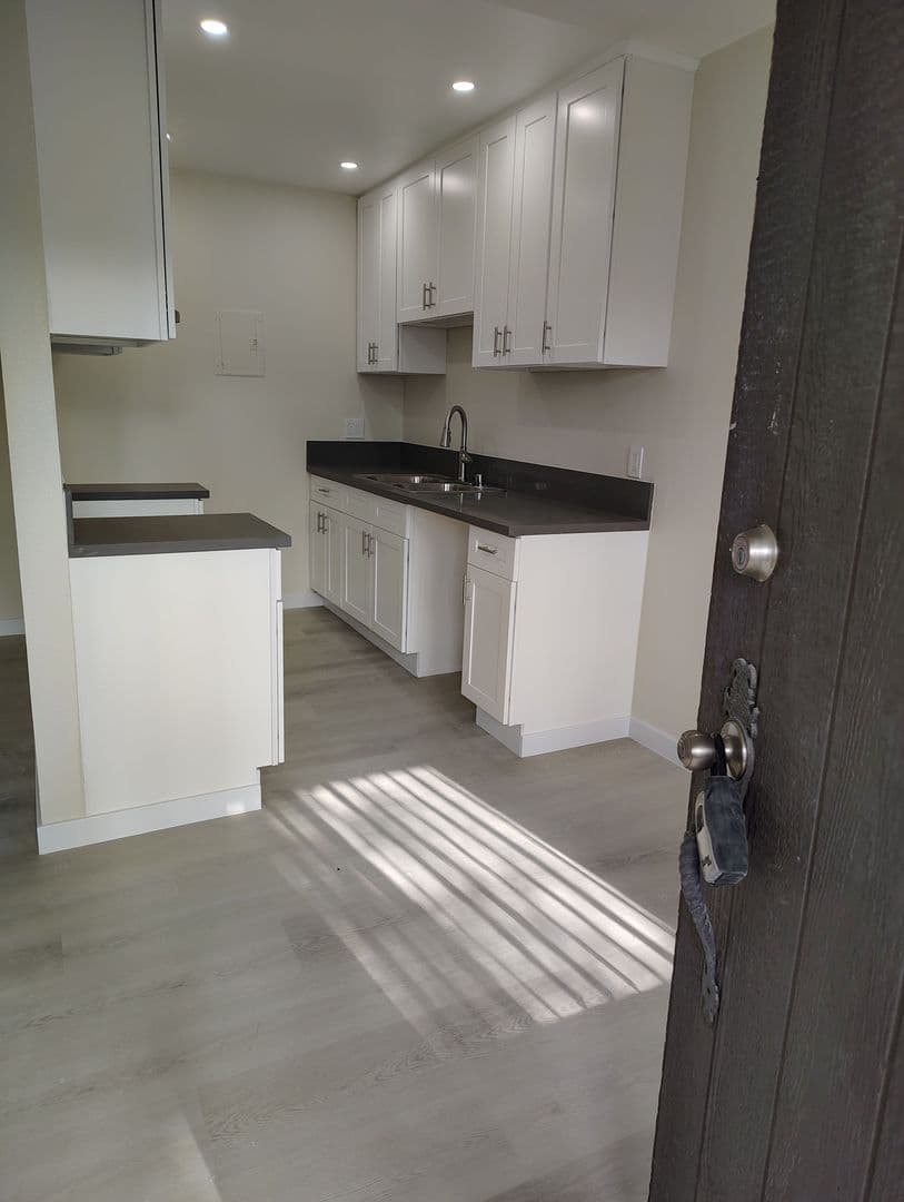 Van Nuys Apartment: 7057 Haskell Ave.