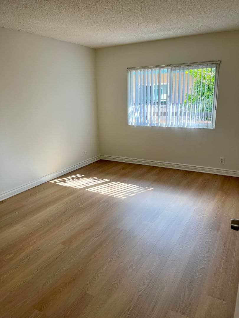 No. Hollywood Apartment: 7616 Fulton Avenue