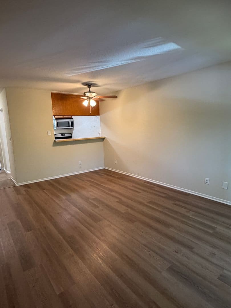 Sherman Oaks Apartment: 5637 Hazeltine Avenue
