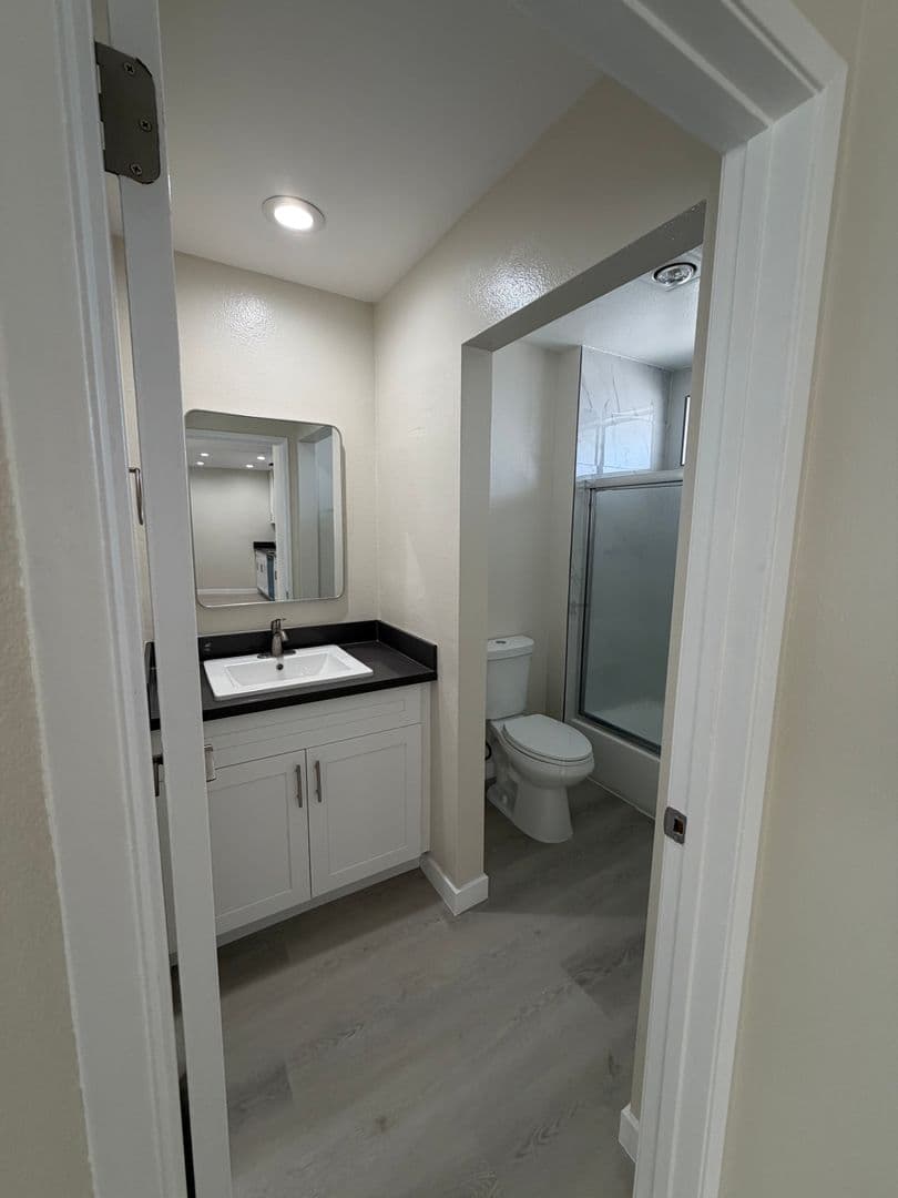 North Hollywood Apartment: 6711 Cleon Ave.