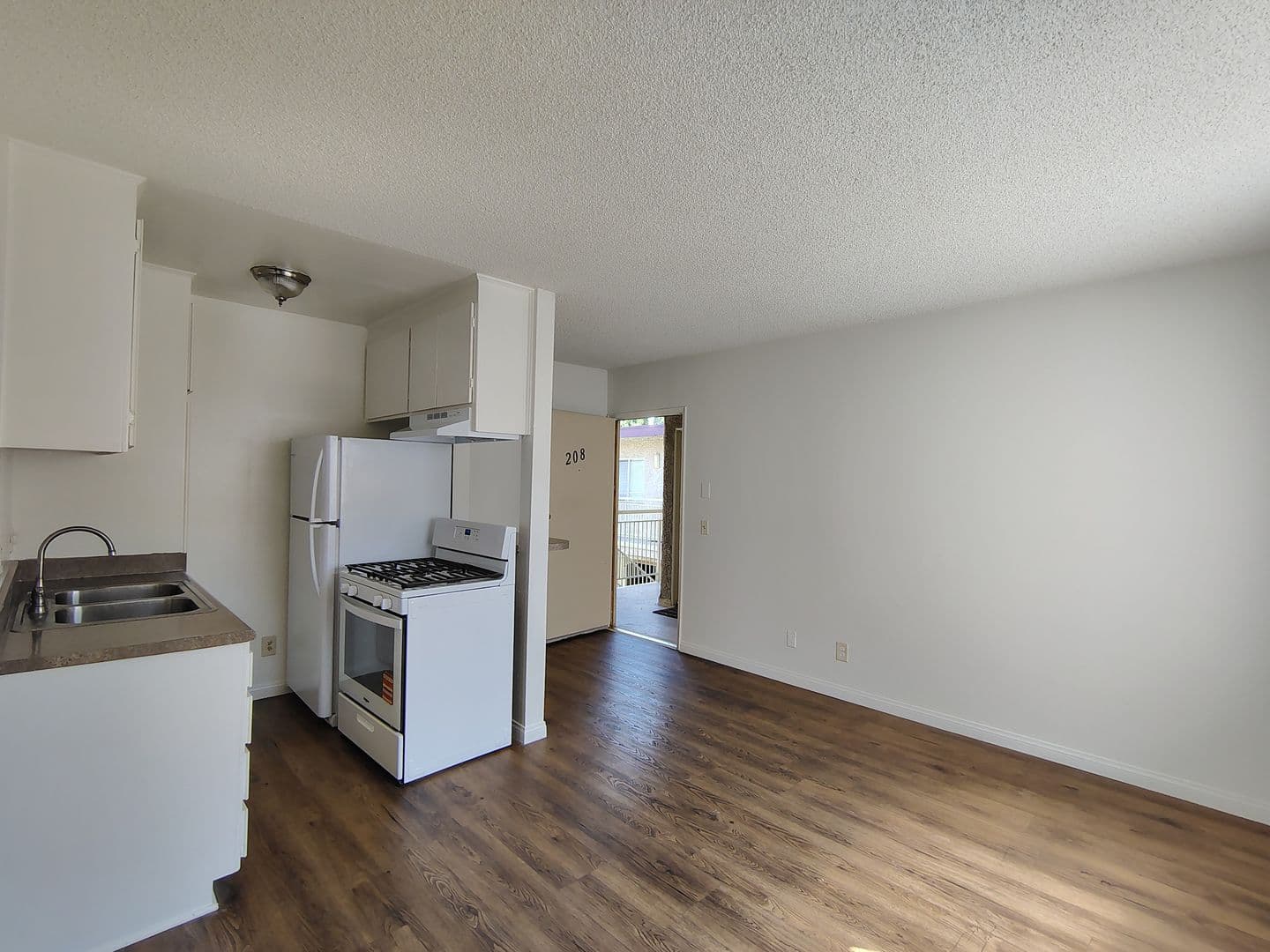 Reseda Apartment: 7521 & 7528 Canby Ave.