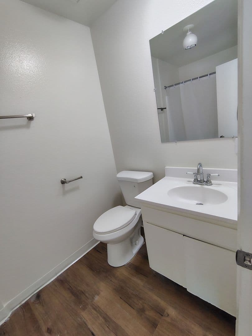 Reseda Apartment: 7521 & 7528 Canby Ave.