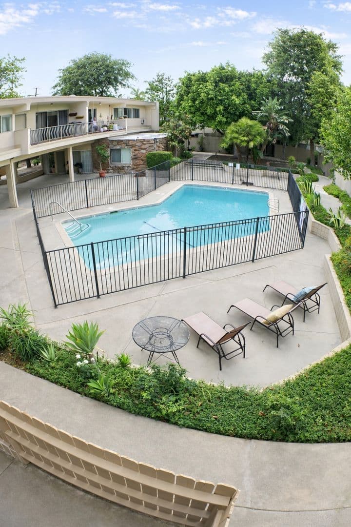 Encino Apartment: 17950 Burbank Blvd