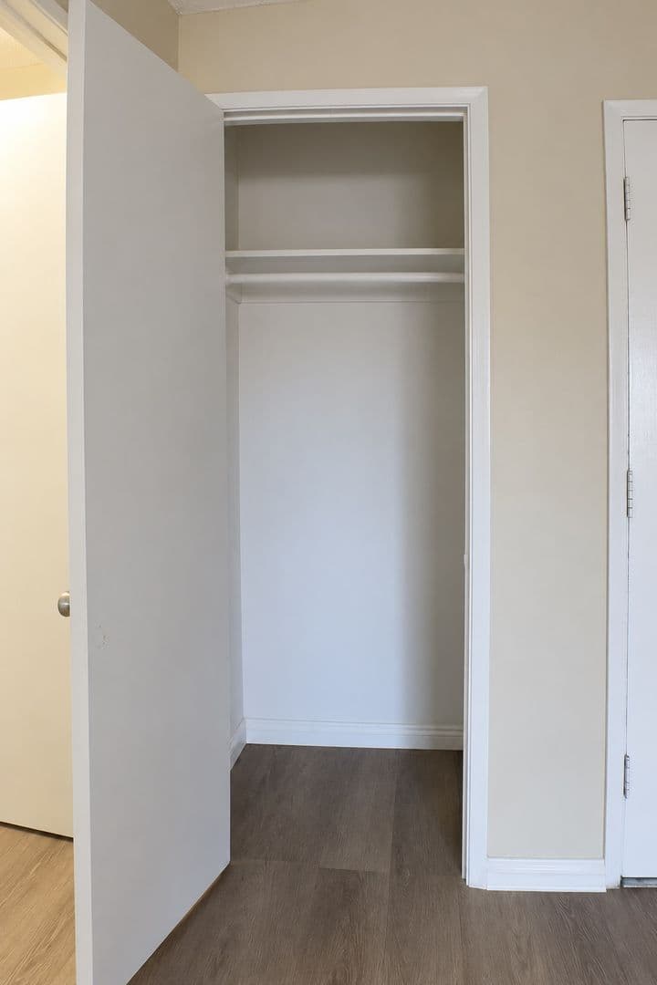 Encino Apartment: 17950 Burbank Blvd