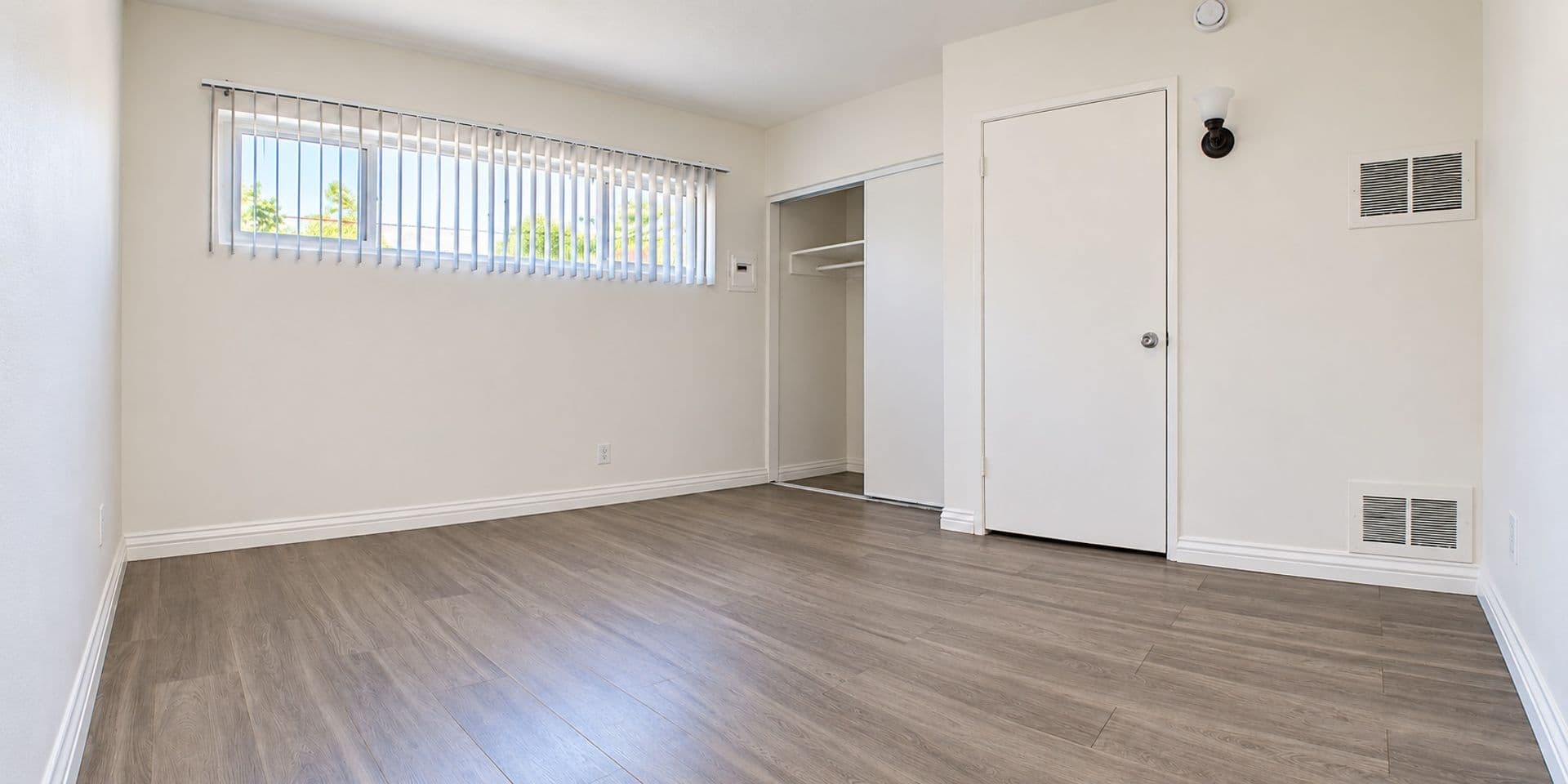 Van Nuys Apartment: 15963 Sherman Way