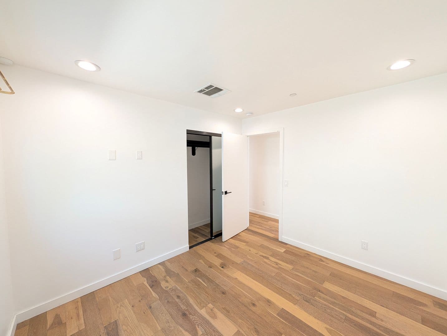 Studio City Apartment: 4260 Laurel Canyon Blvd.