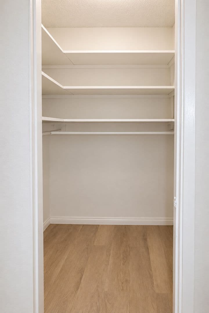 Encino Apartment: 17950 Burbank Blvd