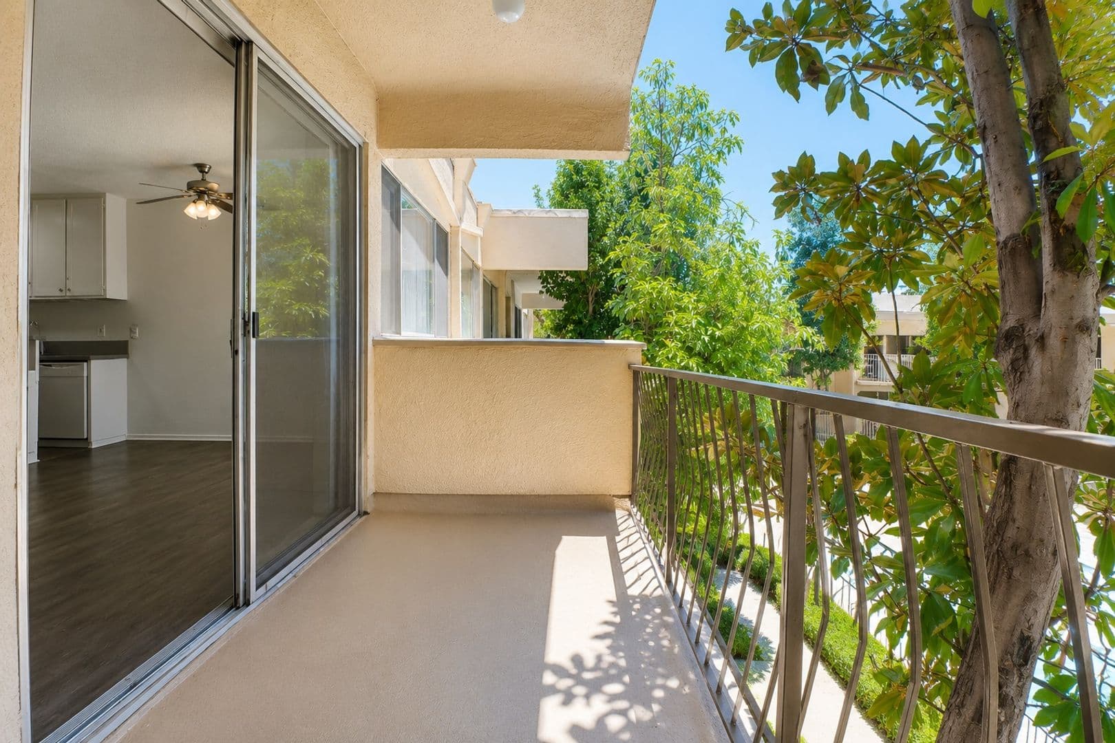 Encino Apartment: 17950 Burbank Blvd