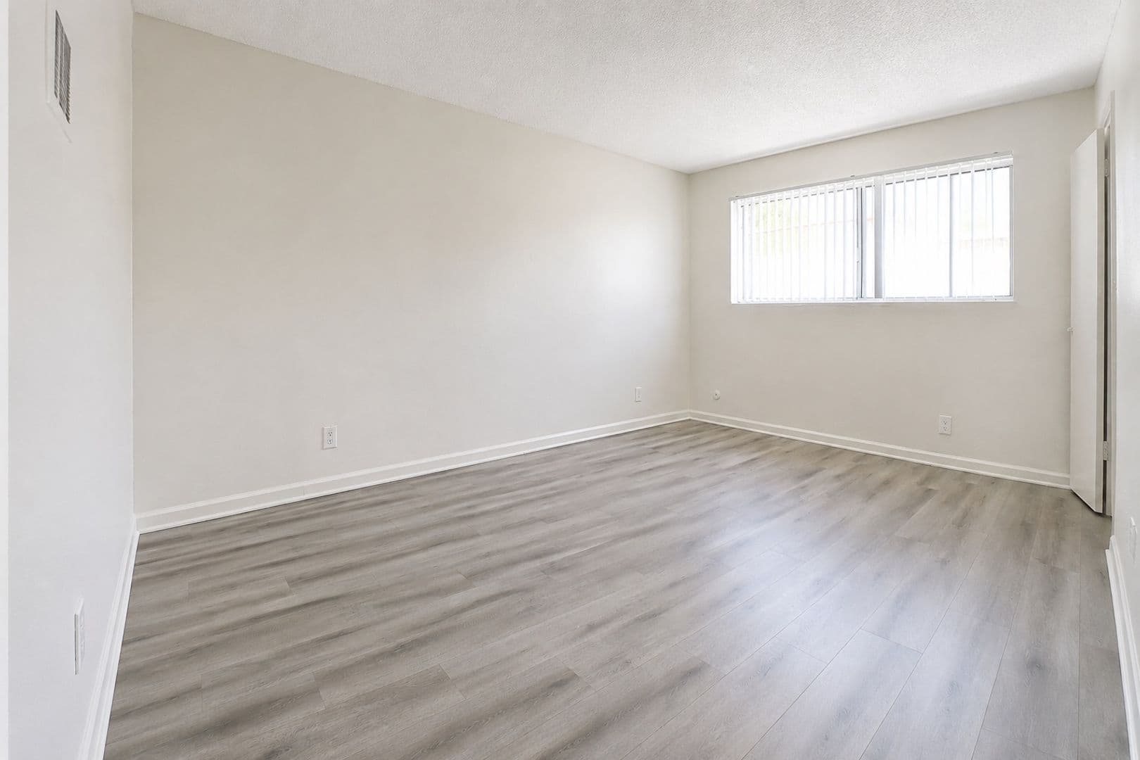 Canoga Park Apartment: 19945 Roscoe Blvd