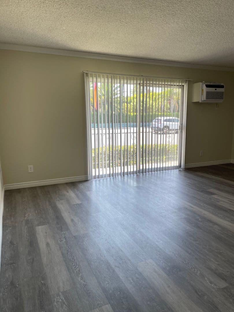 Canoga Park Apartment: 7909 Topanga Canyon Blvd