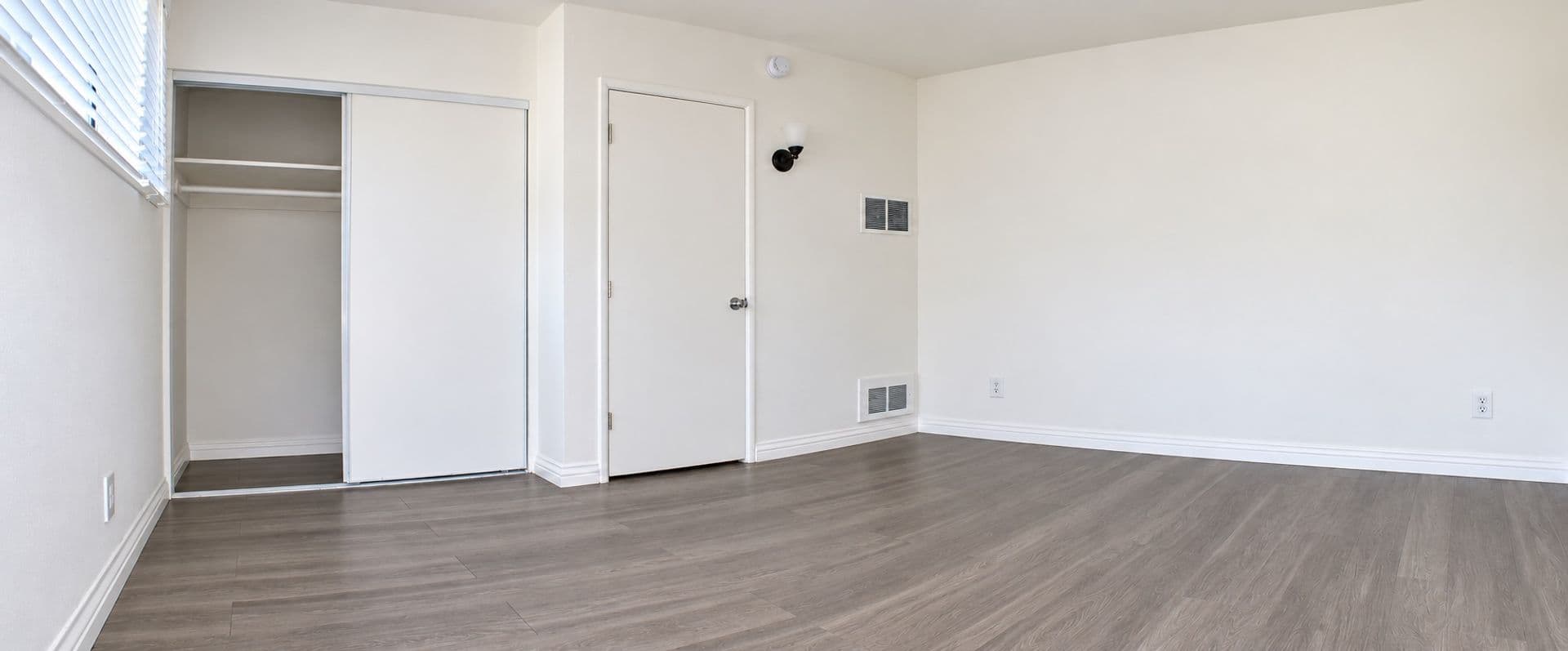 Van Nuys Apartment: 15963 Sherman Way