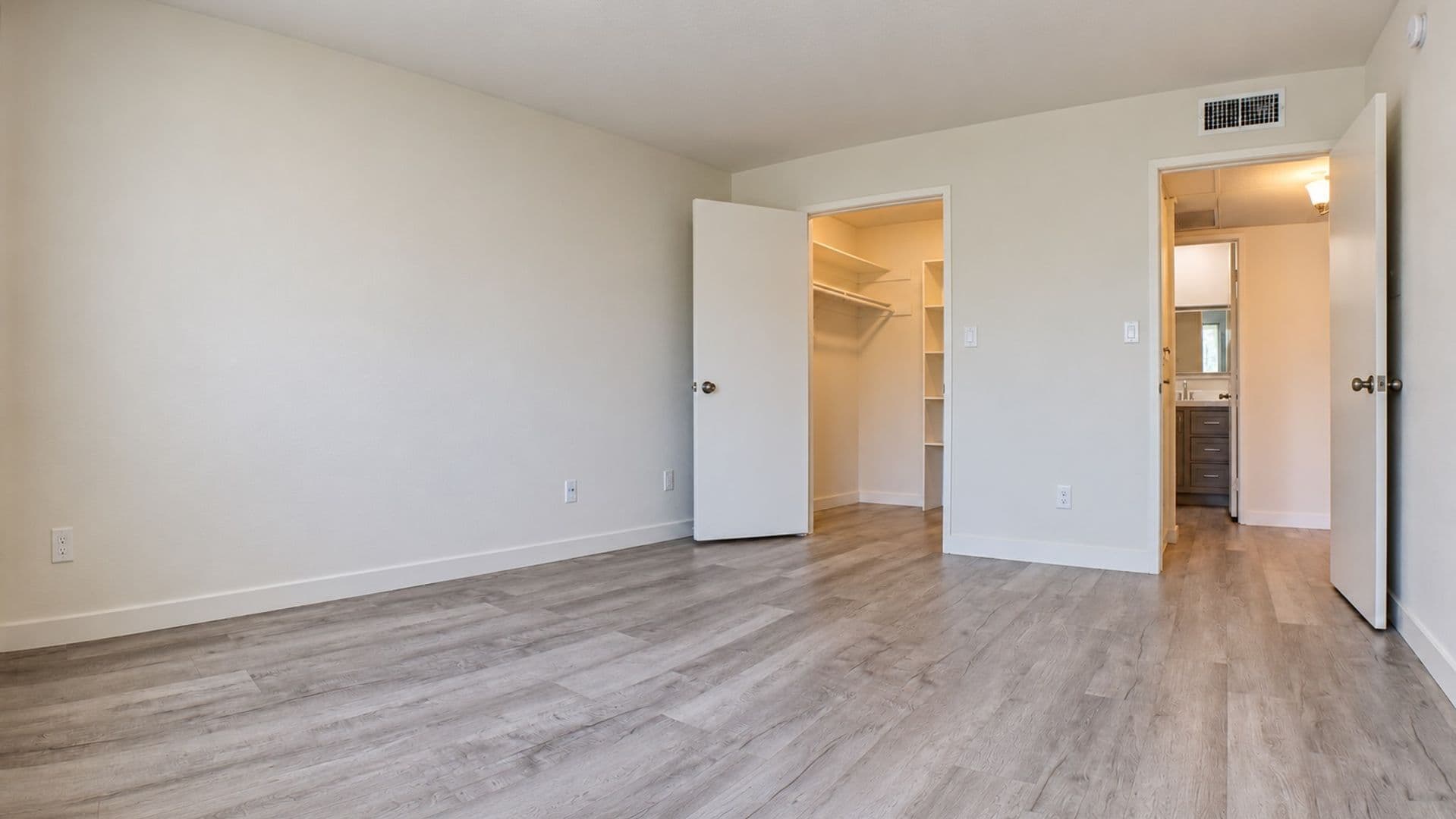 Van Nuys Apartment: 6205 Woodman Avenue