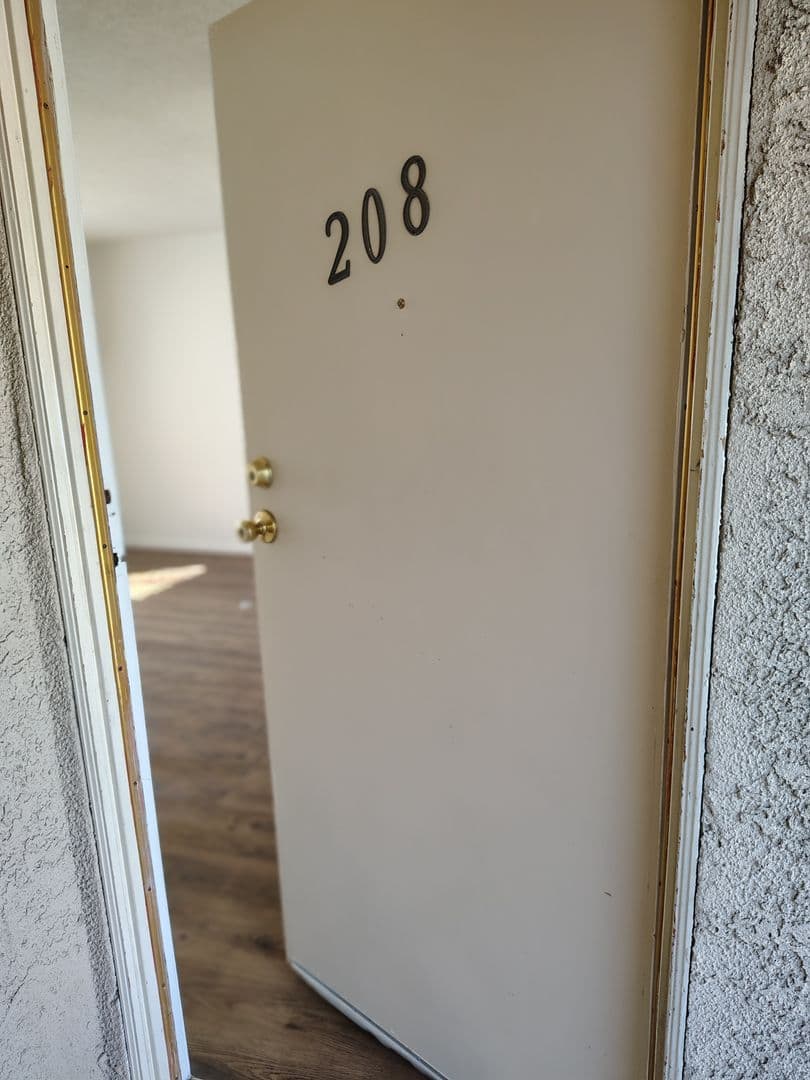 Reseda Apartment: 7521 & 7528 Canby Ave.