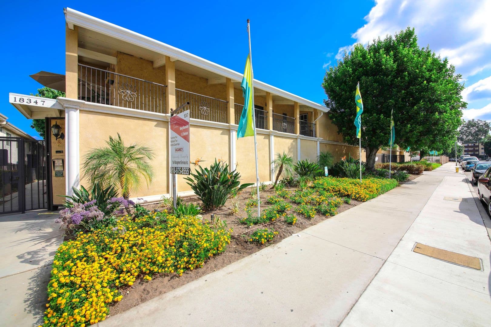 Tarzana Apartment: 18339-18347 Collins St