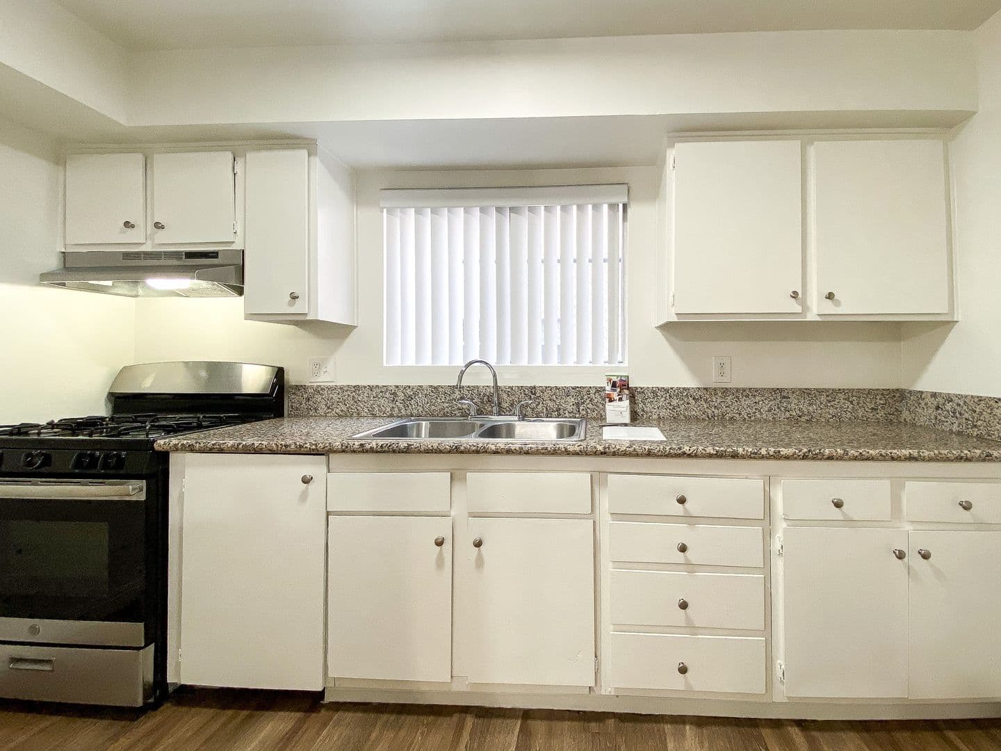 Canoga Park Apartment: 21445 Saticoy St.