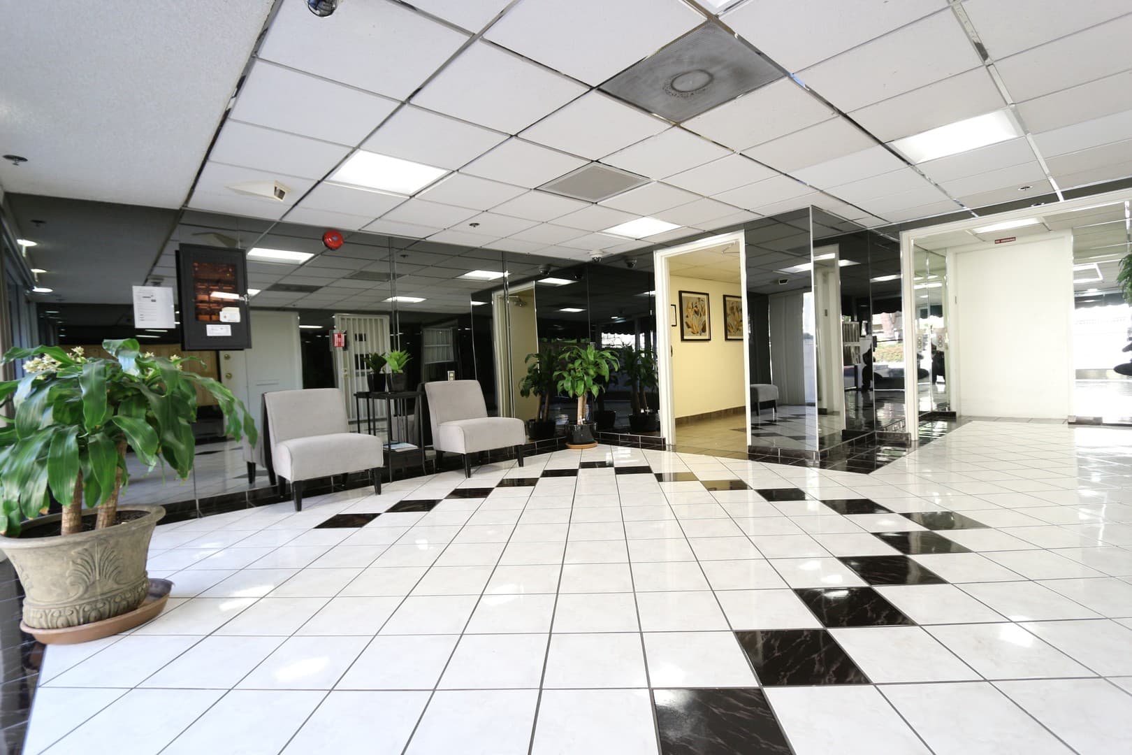 Tarzana Apartment: 5688 Etiwanda Ave