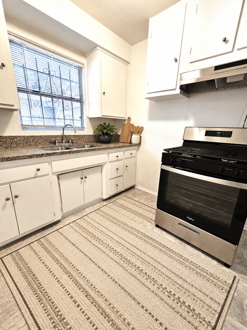 Los Angeles Apartment: 6655 Franklin Avenue