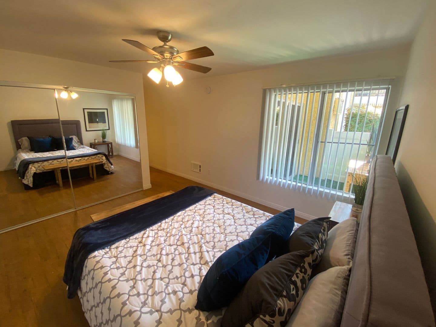 Tarzana Apartment: 18339-18347 Collins St