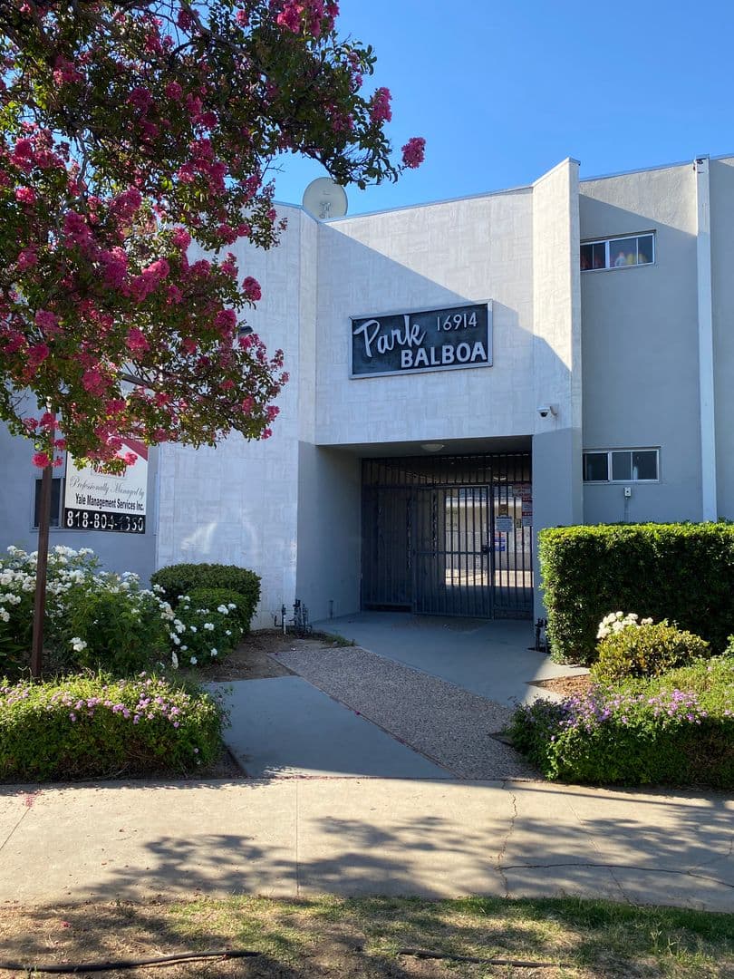 Granada Hills Apartment: 16914 Blackhawk Street