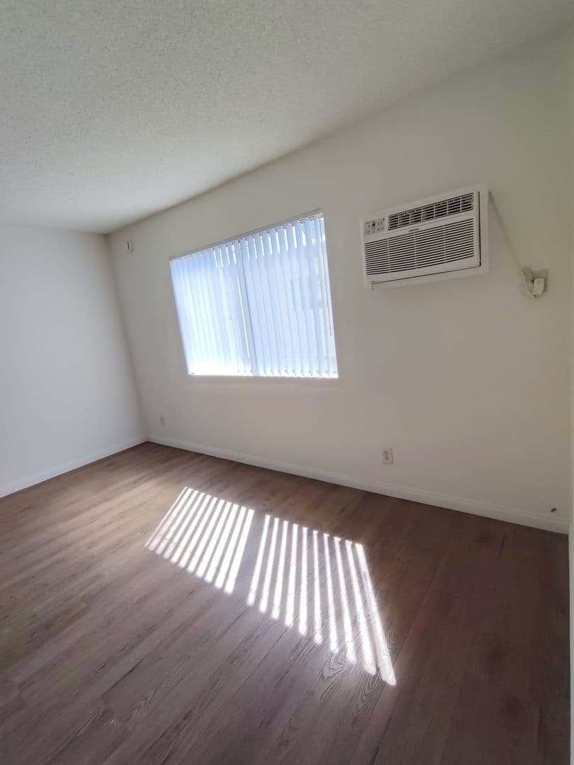 Reseda Apartment: 7521 & 7528 Canby Ave.