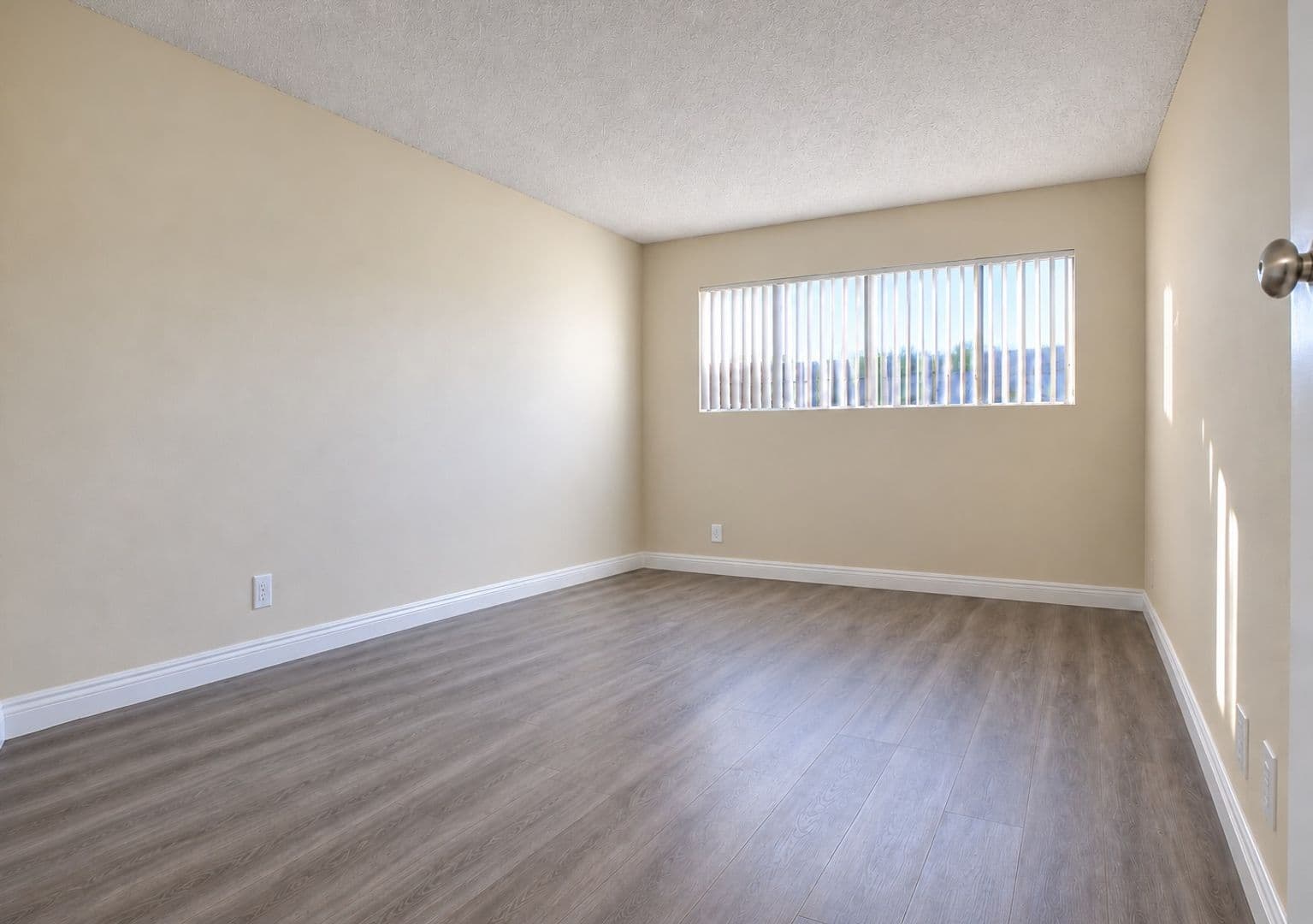 Van Nuys Apartment: 17339 Vanowen Street