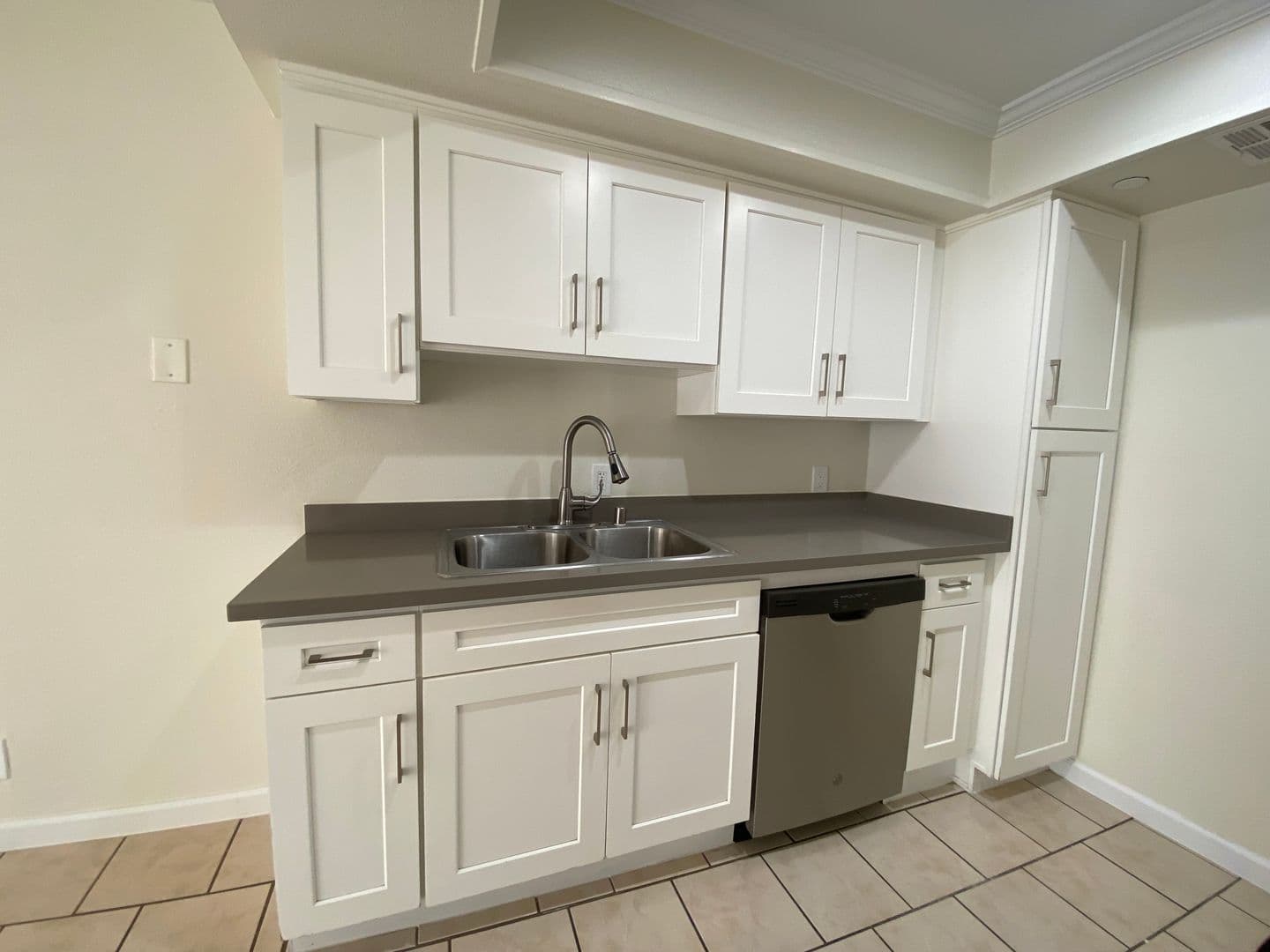 Tarzana Apartment: 5665 Reseda Blvd.