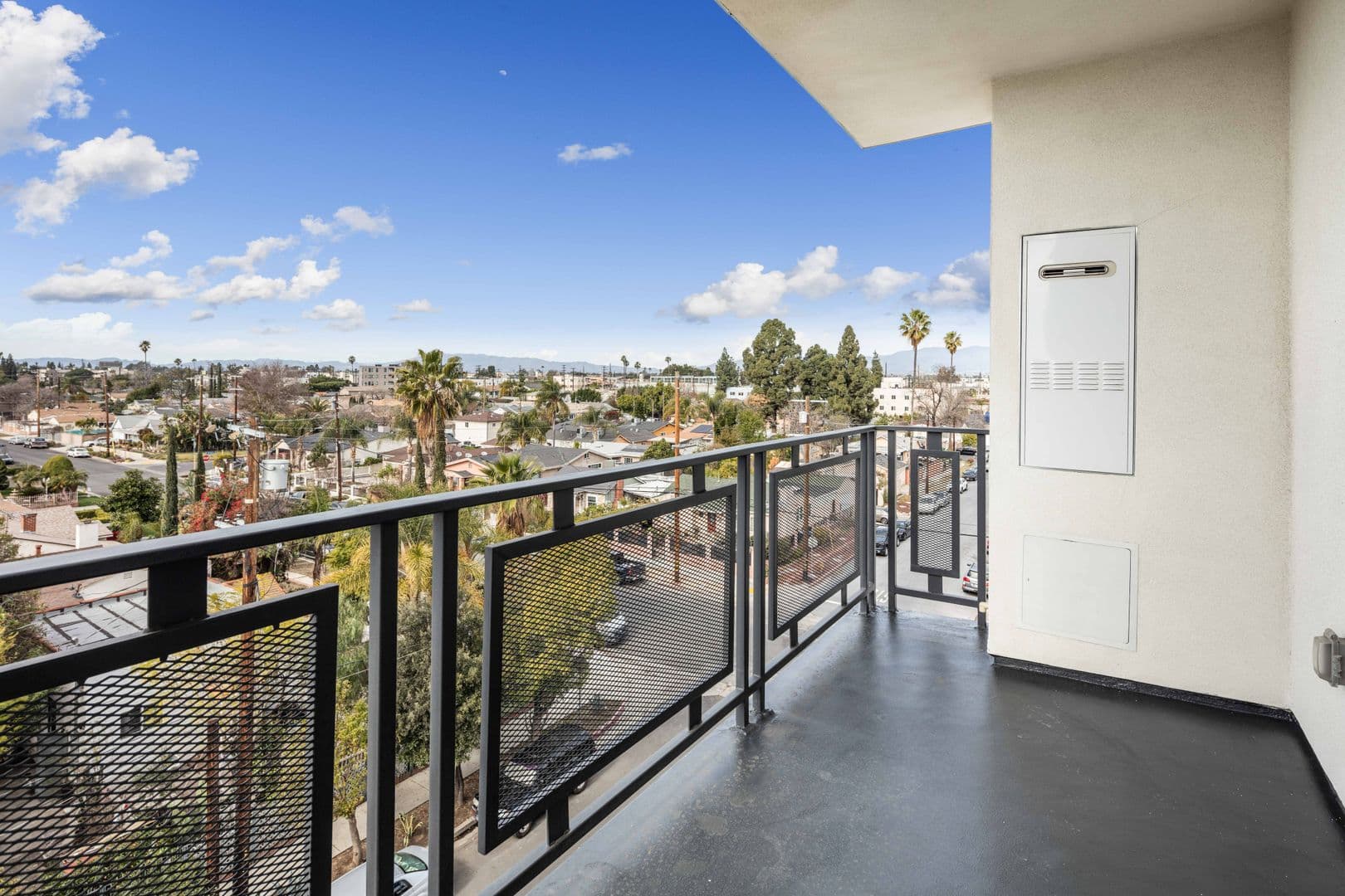 North Hollywood Apartment: 11714 Archwood Street