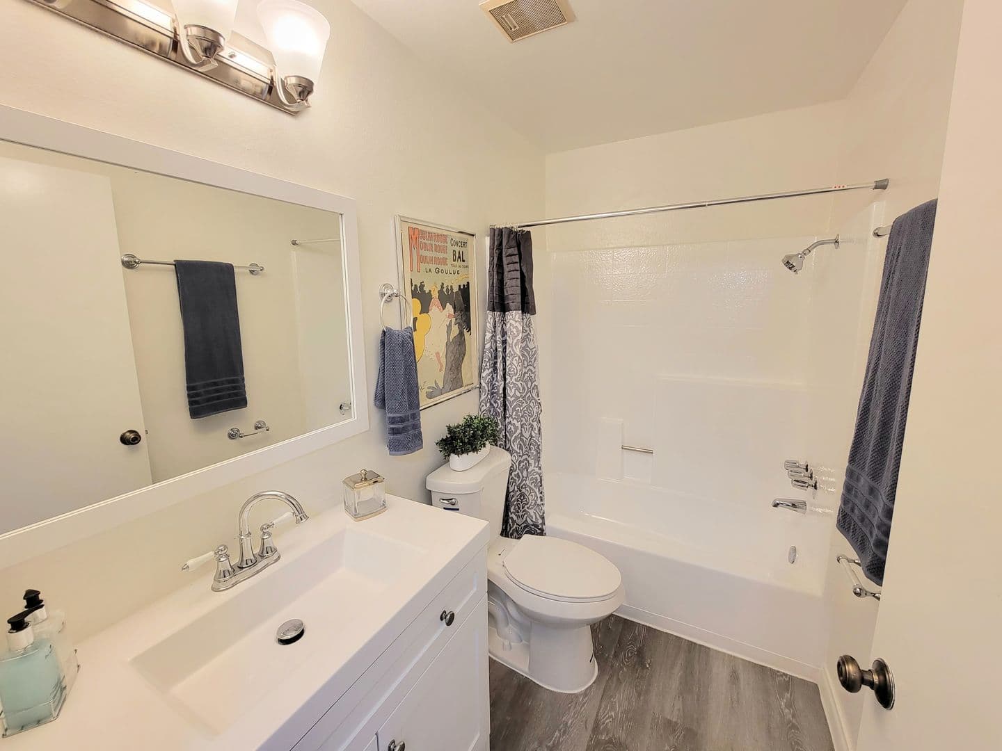 Northridge Apartment: 8808 Darby Ave.