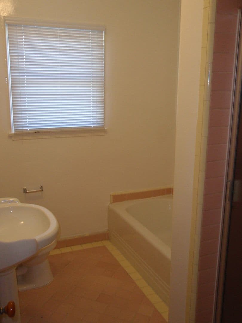 Los Angeles Apartment: 414-416 1/2 North Gardner St