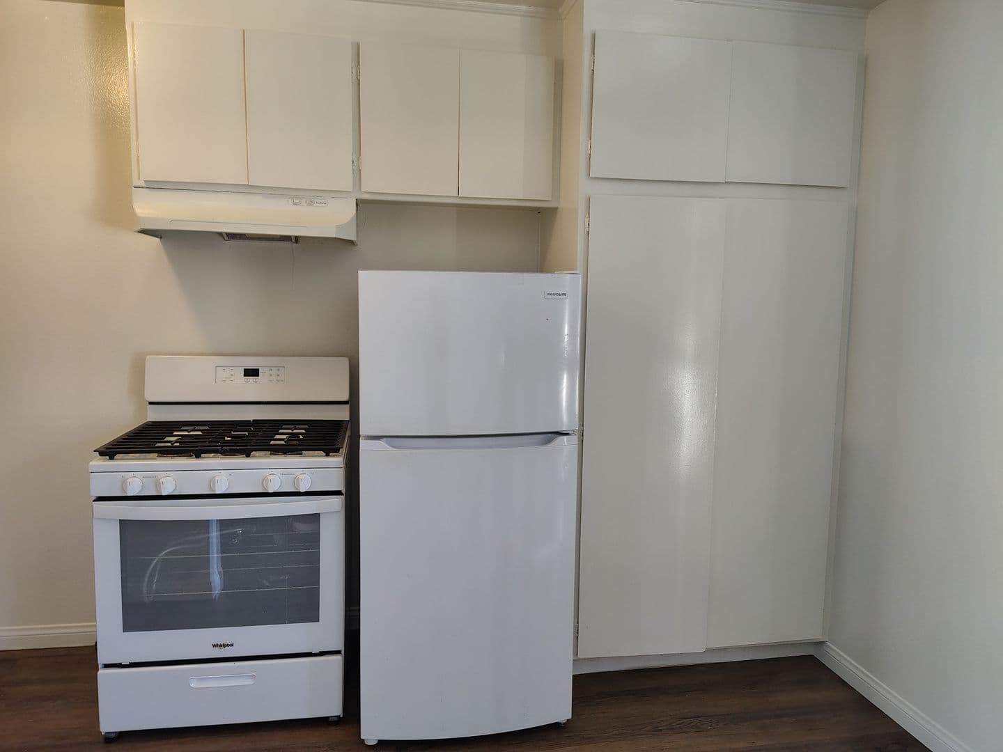 Reseda Apartment: 7521 & 7528 Canby Ave.