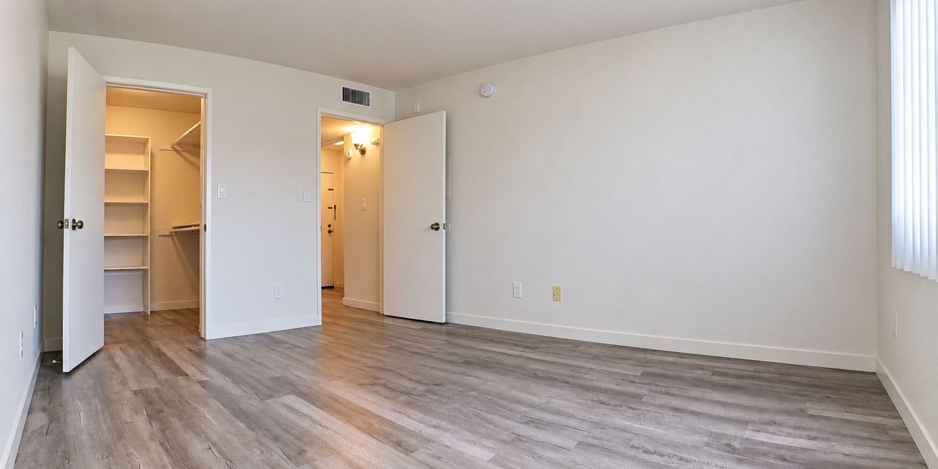 Van Nuys Apartment: 6205 Woodman Avenue