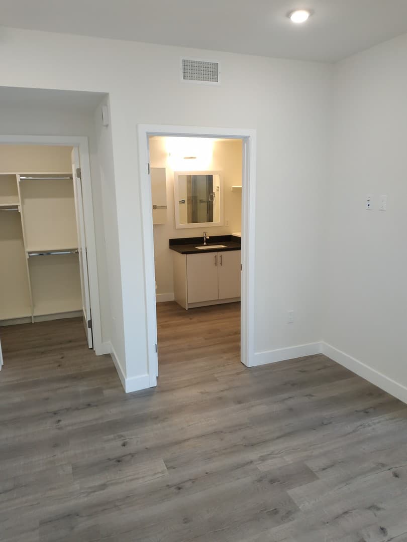 Tarzana Apartment: 18529 Calvert Street