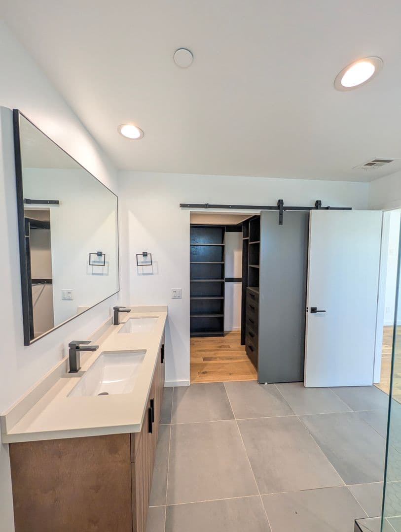 Studio City Apartment: 4260 Laurel Canyon Blvd.