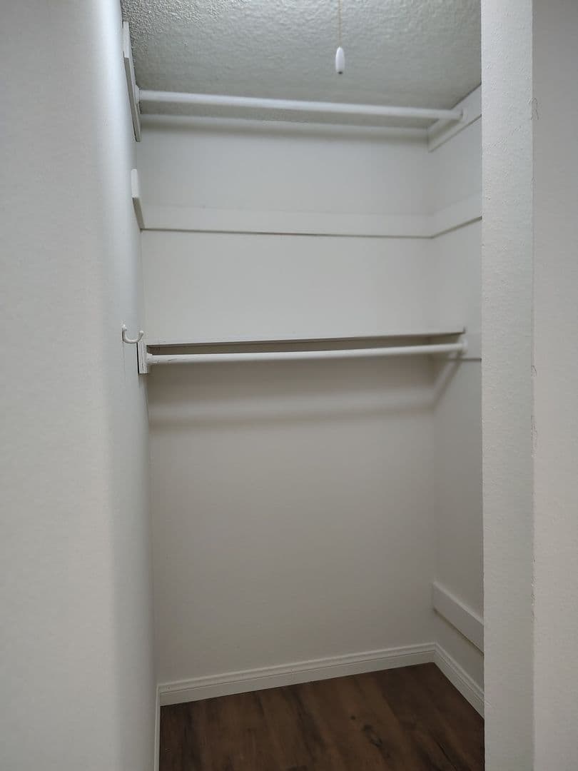 Reseda Apartment: 7521 & 7528 Canby Ave.