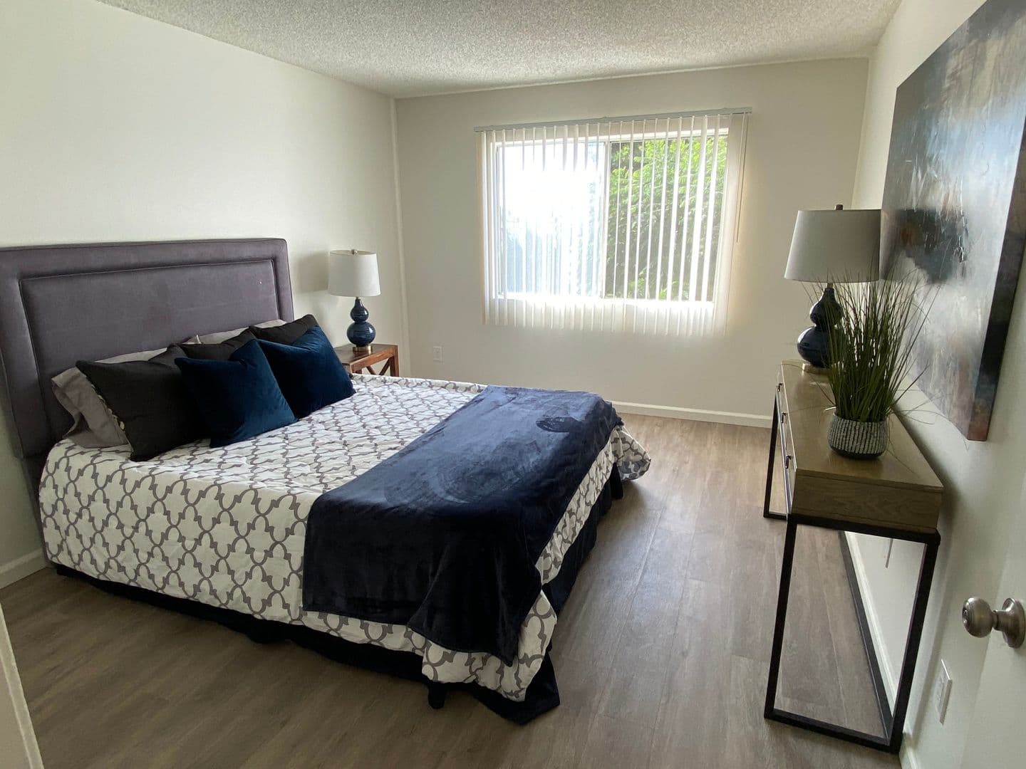 Van Nuys Apartment: 6205 Woodman Avenue