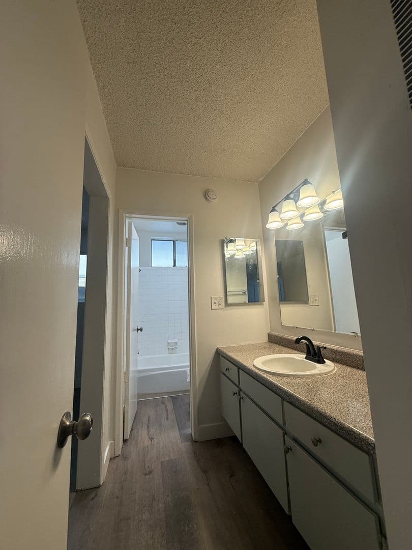 Los Angeles Apartment: 5832 Waring Ave
