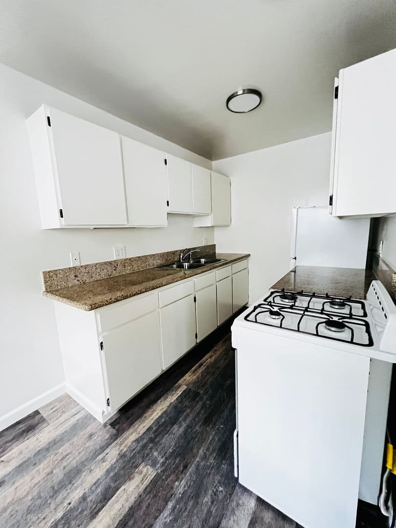 Los Angeles Apartment: 821 S. Wilton Place