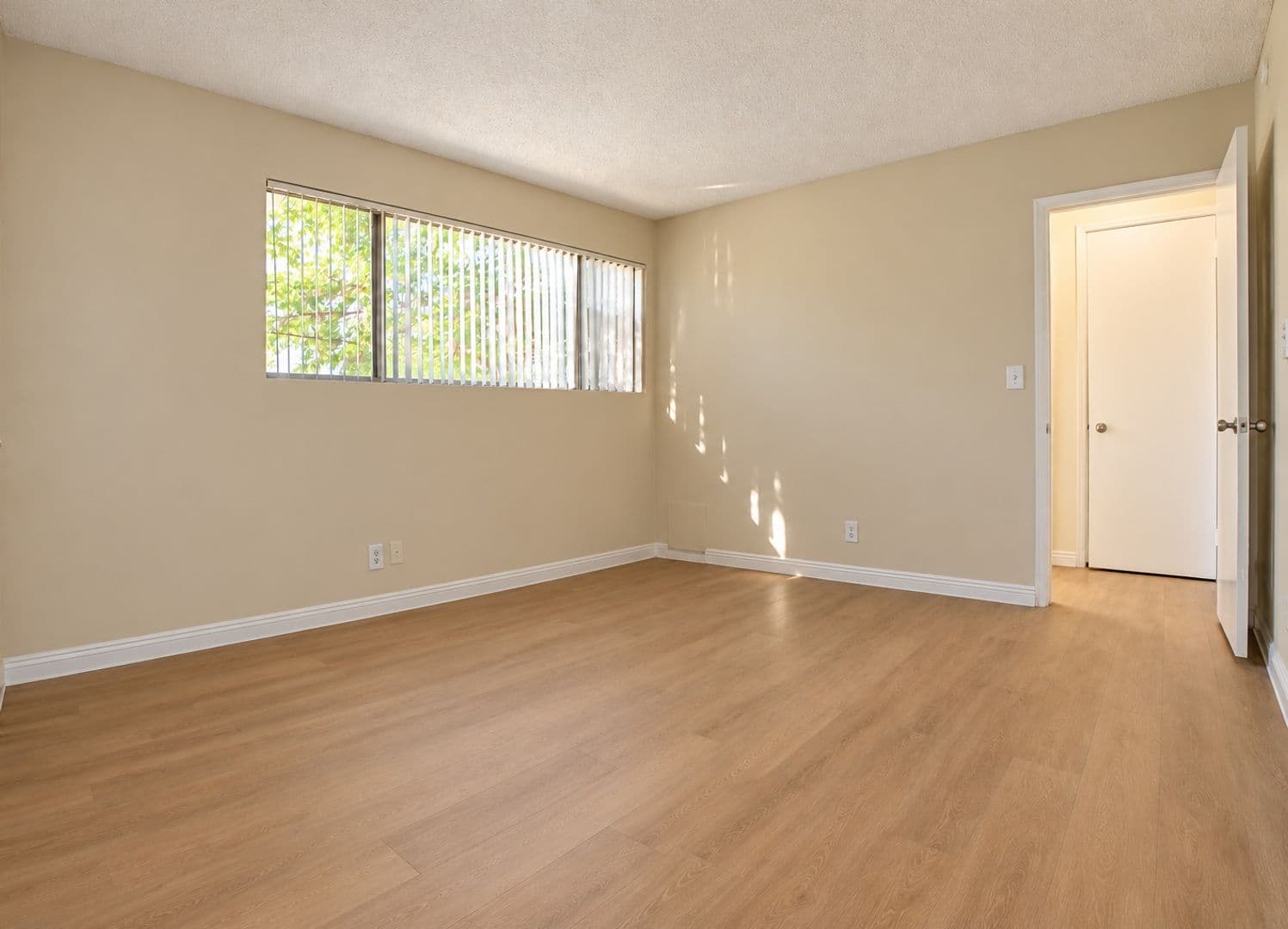 Encino Apartment: 17950 Burbank Blvd