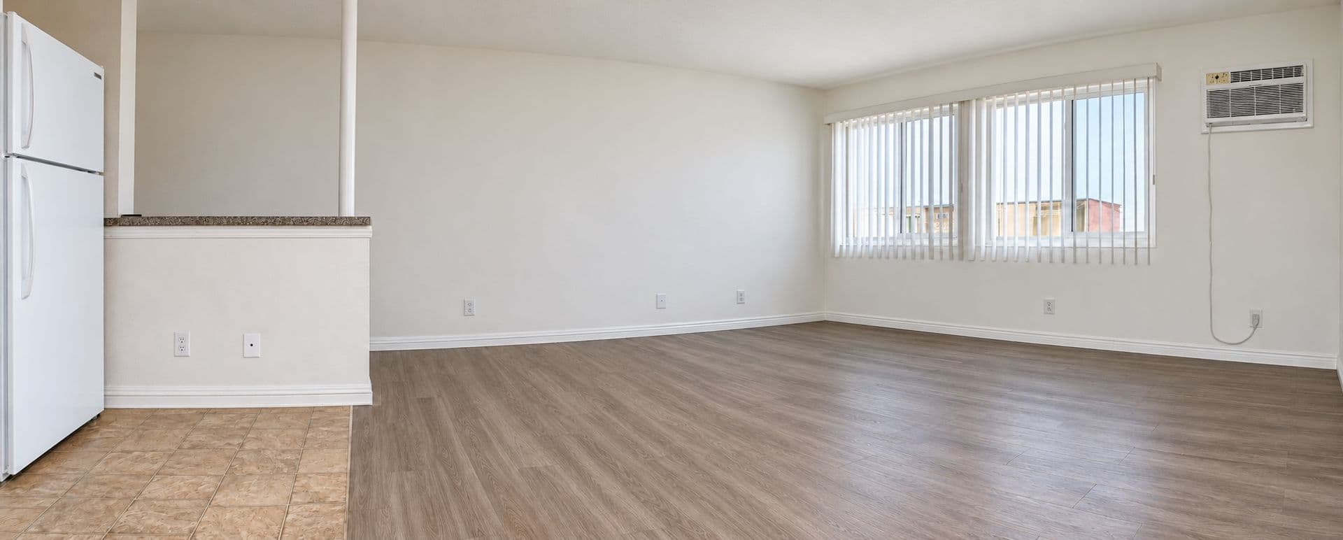 Van Nuys Apartment: 15963 Sherman Way