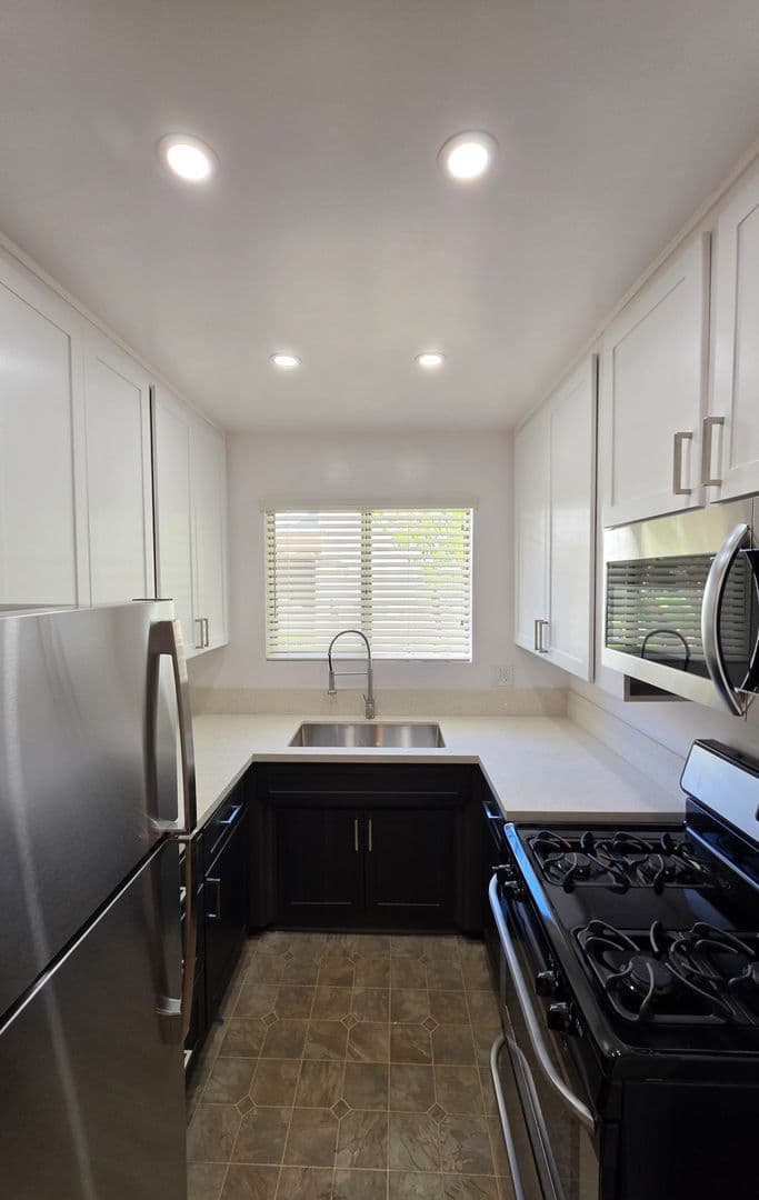 Los Angeles Apartment: 815 N. Fuller Ave,