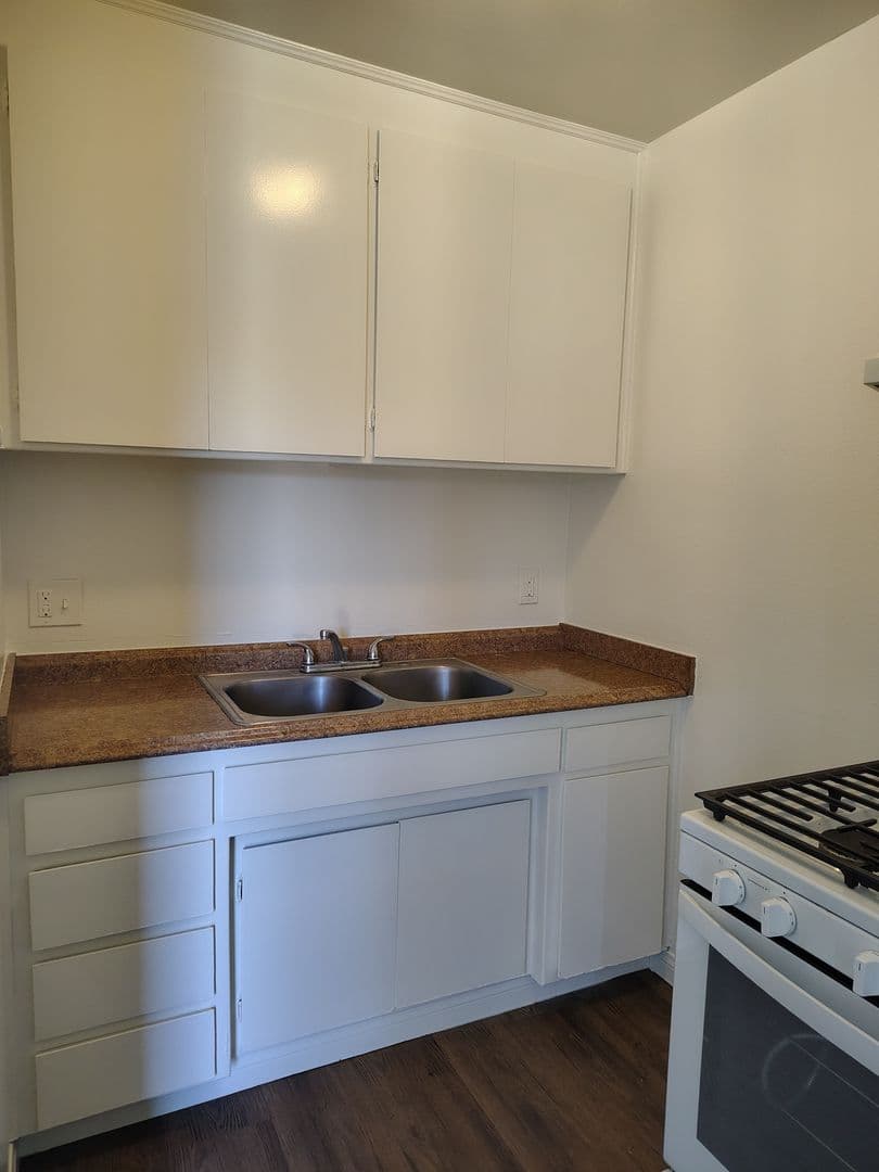 Reseda Apartment: 7521 & 7528 Canby Ave.