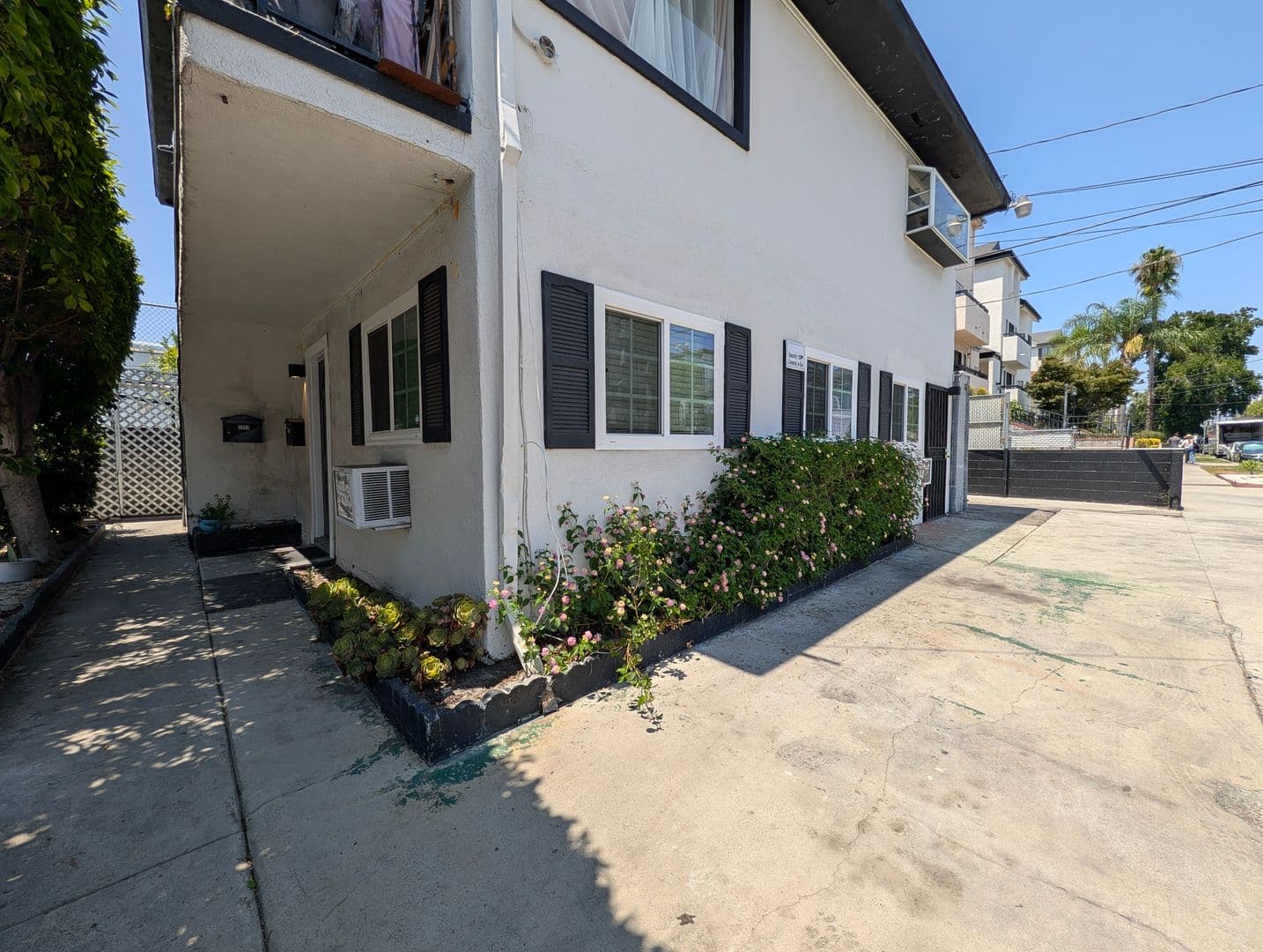 North Hollywood Apartment: 5207-5209 Cartwright Ave.