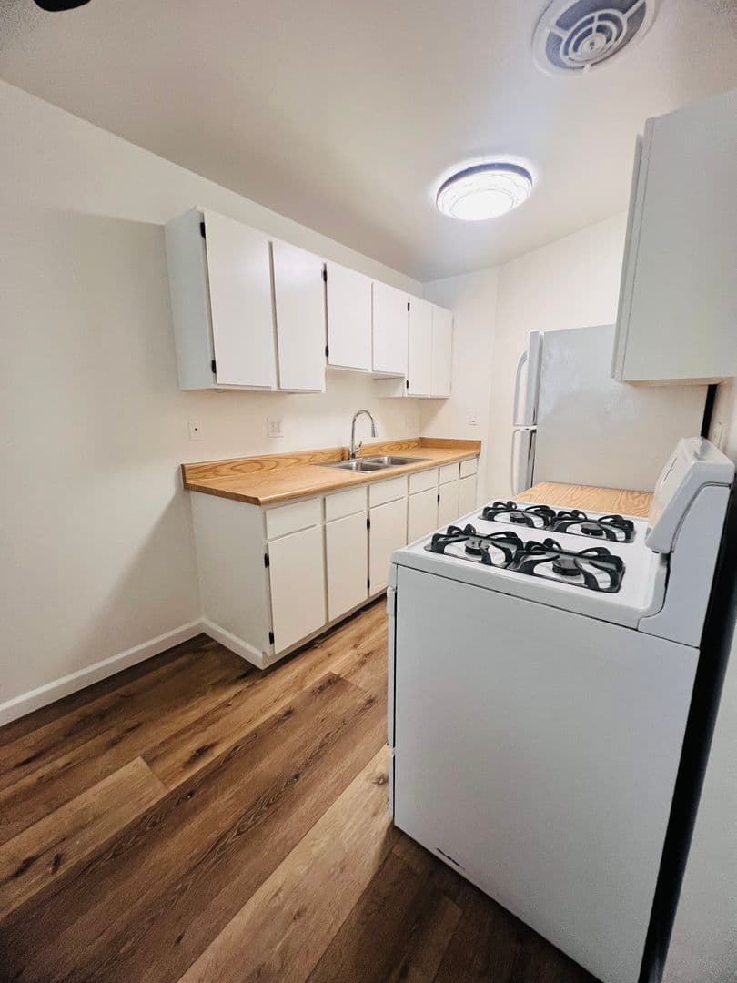 Los Angeles Apartment: 821 S. Wilton Place