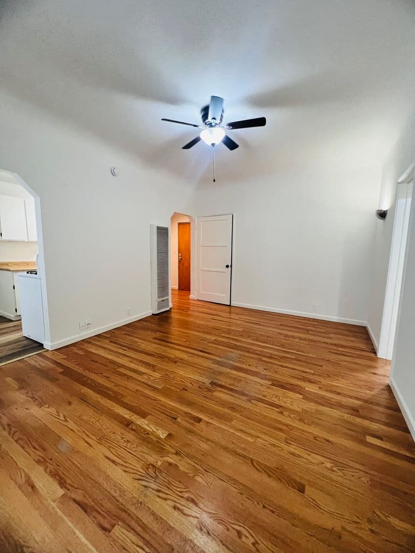 Los Angeles Apartment: 821 S. Wilton Place