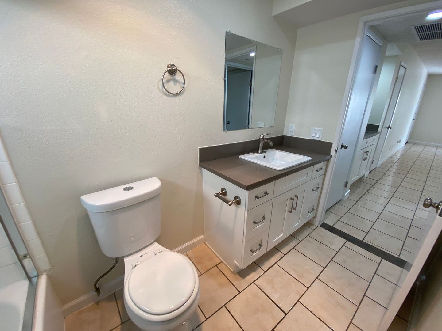 Tarzana Apartment: 5665 Reseda Blvd.